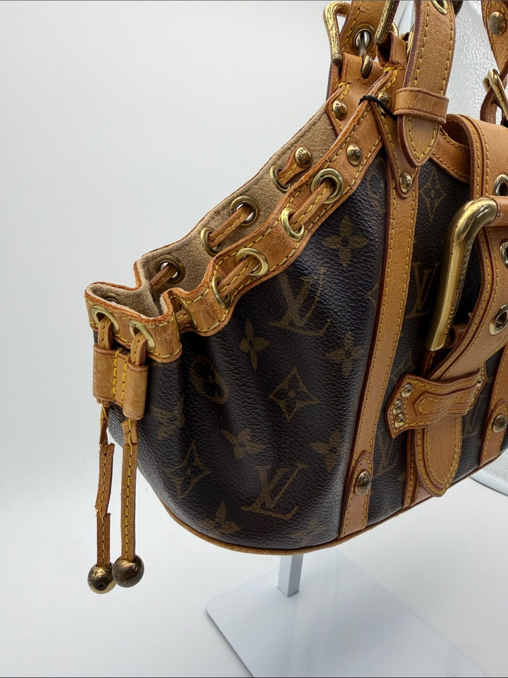 1️⃣6️⃣5️⃣0️⃣ Louis Vuitton Monogram Canvas Shoulder Bag with Vachetta Trim - Picture 3 of 16